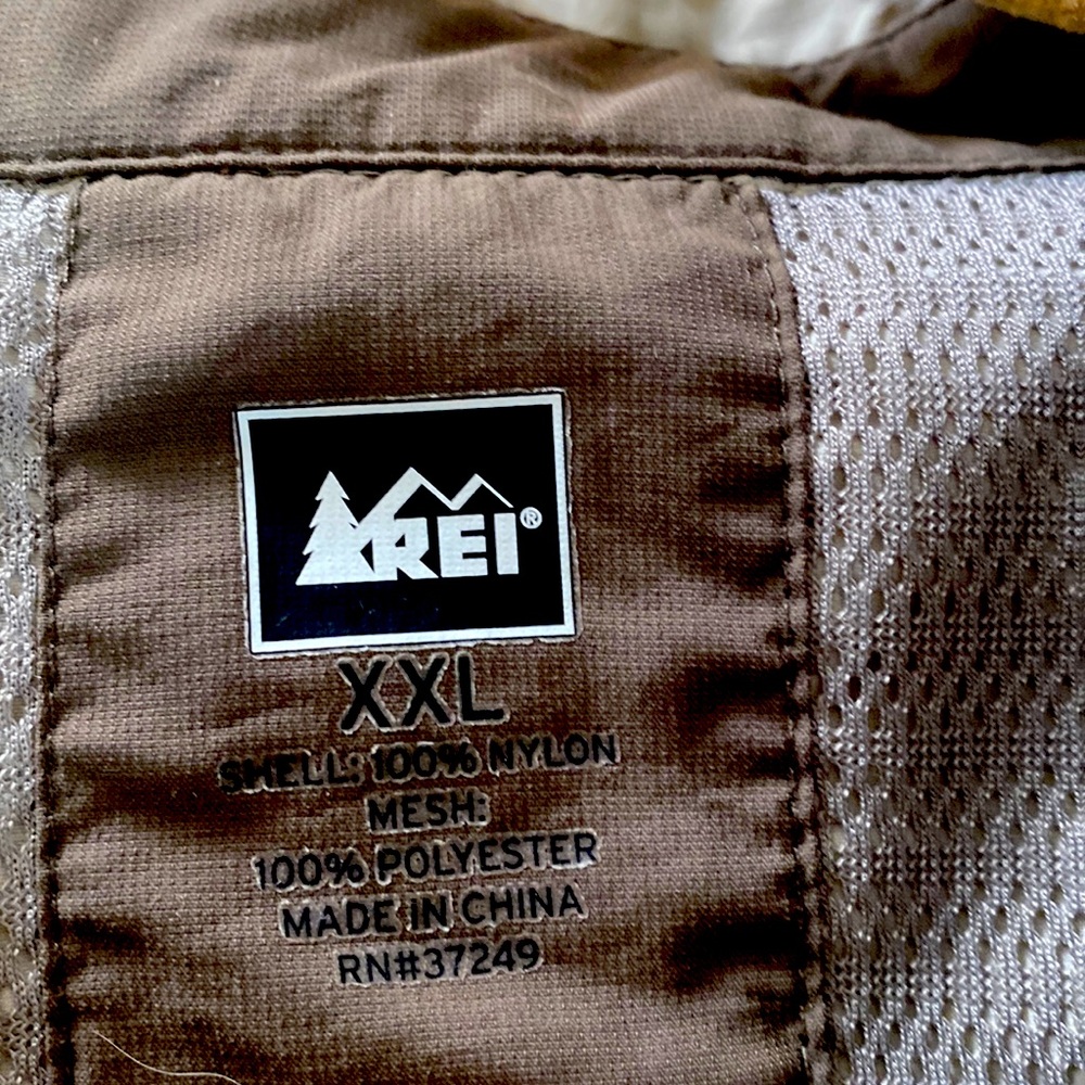 REI button down Mens khaki shirt venting/under arms - Picture 3 of 7